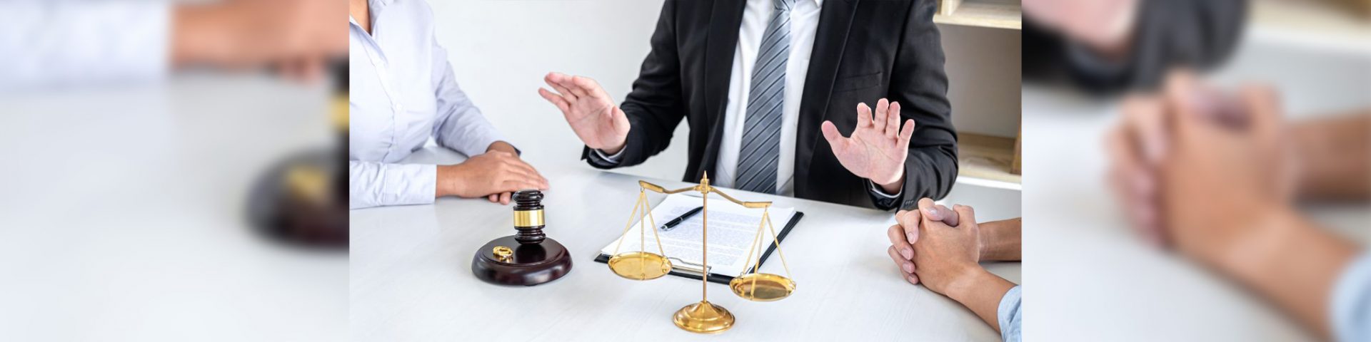 Abogado media una situación de divorcio en oficina