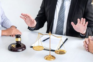 Abogado media una situación de divorcio en oficina