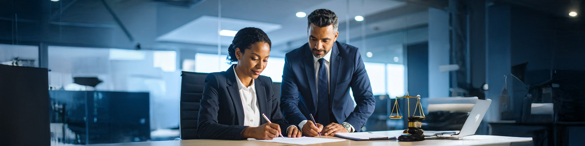 Dos personas firman un testatmento